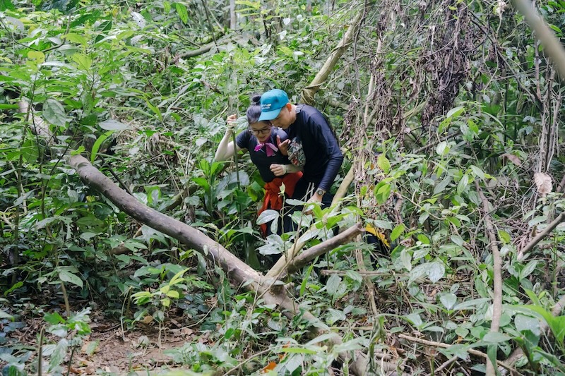 Học sinh thử thách bản thân trekking xuyên rừng cúc phương